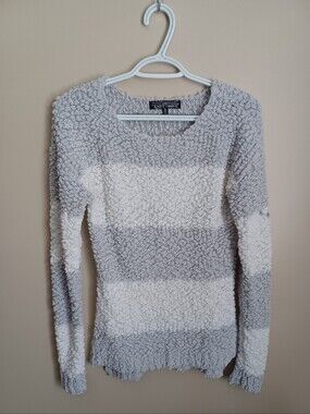 Women's Size M Almost Famous Gray White Sweater Knit Shirt Top Winter Clothes